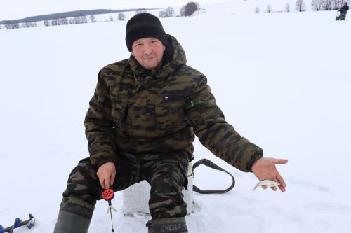 На нынешнем празднике любителей зимней рыбалки вместе со взрослыми пришли посоревноваться и подростки