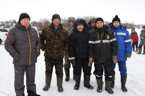 На нынешнем празднике любителей зимней рыбалки вместе со взрослыми пришли посоревноваться и подростки