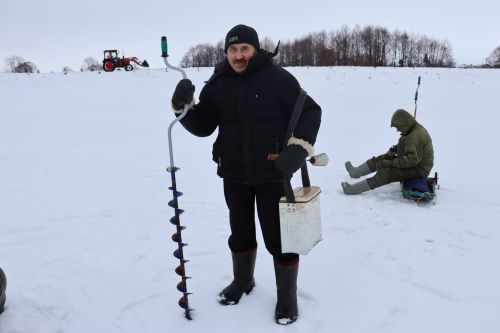 На нынешнем празднике любителей зимней рыбалки вместе со взрослыми пришли посоревноваться и подростки