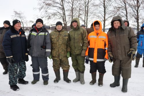 На нынешнем празднике любителей зимней рыбалки вместе со взрослыми пришли посоревноваться и подростки