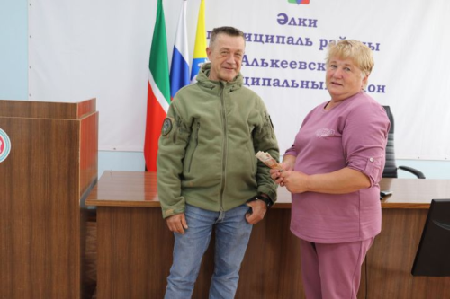 Әлки районында яшәүче  Зөлфия Вәлиуллина сугышчы ир-егетләребезгә дип 60 мең сум акча тапшырды