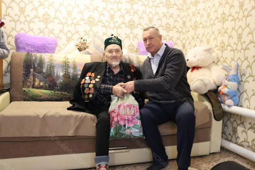 Район башлыгы Александр Никошин Бөек Ватан сугышы ветераны Хазыйм Фәхретдинов янында булды