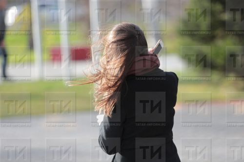 На территории Республики сохраняется сильный ветер порывами 15-18 м/с.