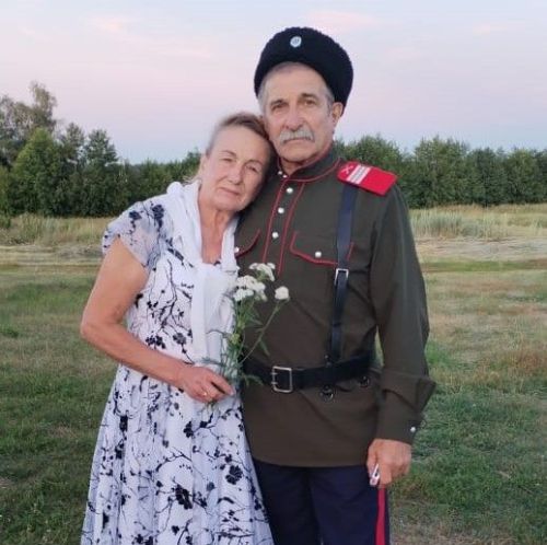 Супруги Дмитрий и Надежда Туровы из села Демидовка оказывают многостороннюю помощь фронтовикам