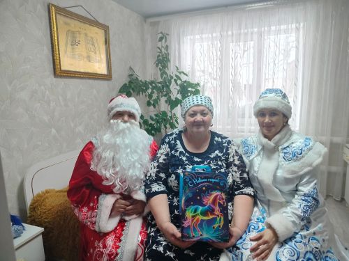 Ташбилге авыл егете Хөснетдинов Раилнең әнисен бәйрәм белән котладылар