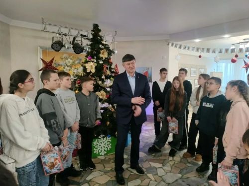 Алпар урта мәктәбе укучыларына зур Яңа ел бүләге ясаганнар