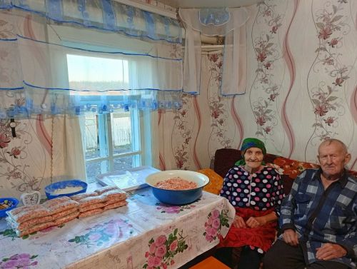 Сотрудники Верхнекачеевского сельского клуба делают добрые дела