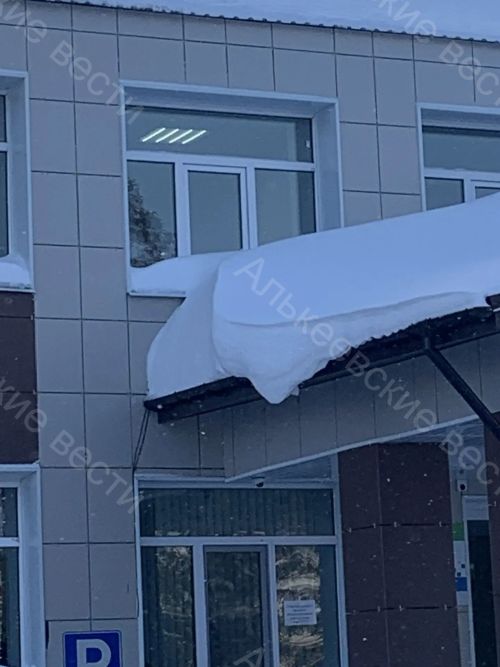 Александр Никошин потребовал срочно очистить крыши зданий от снега