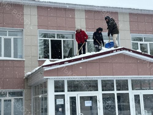 Александр Никошин потребовал срочно очистить крыши зданий от снега