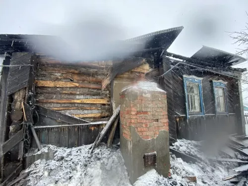 Произошёл пожар в жилом бревенчатом доме в деревне Татарское Шапкино
