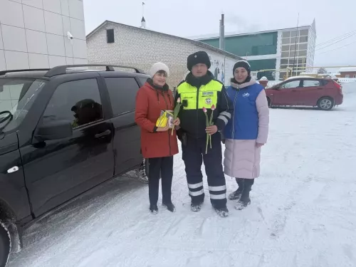 Госавтоинспекция Алькеевского района провела акцию «Цветы для автоледи»