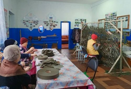 Волонтеры «серебряного» возраста из Верхнего Качеева передали бойцам маскировочную сеть