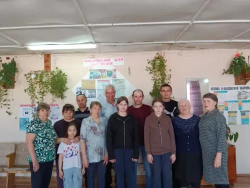 Иске Тумба авылында махсус хәрби операциядән кыска вакытлы ялга кайткан сугышчы белән очрашу булды