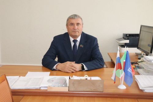 Әлки районы башлыгы урынбасары Рәшит Билалов хатын-кызларны бәйрәм белән котлый