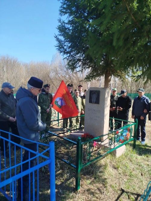 В селе Новое Алпарово  установили новую ограду на могиле боевого товарища Ирека Сулейманова
