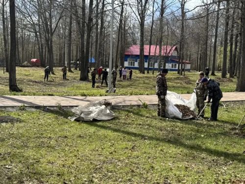 На территории детского оздоровительного лагеря «Дубки» прошел субботник