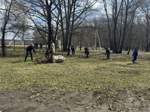 На территории детского оздоровительного лагеря «Дубки» прошел субботник