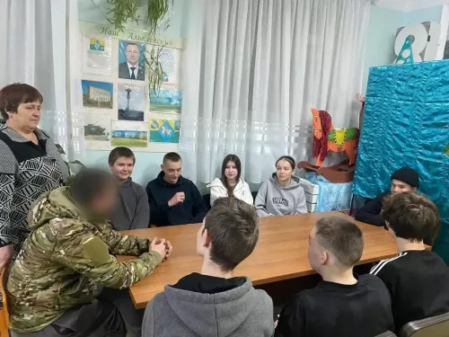 В Старо-Тахталинском сельском клубе состоялась встреча молодёжи с участником специальной военной операции