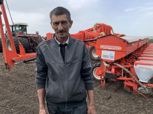 Механизатор Илдар Заһидуллин бу көннәрдә көнбагыш чәчүдә эшли
