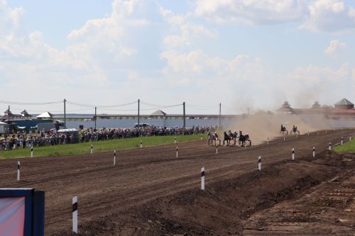 На празднике Уяв в селе Сиктерме прошли соревнования по конному спорту