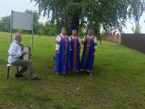 «Незабудка» коллективы Юхмачы интернат йортында өлкәннәр өчен концерт оештырды