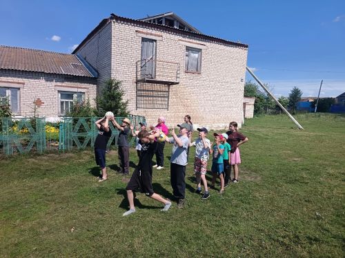 В селе Татарское Бурнаево прошла игровая программа «Летние приключения в волшебном мире»