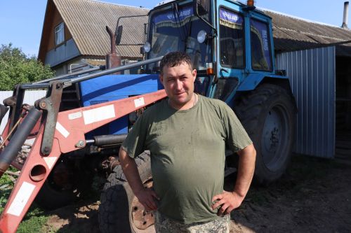 Әлки районы башлыгы гаилә фермасы башлыгы Николай Библаевка сөт саву аппараты тапшырды