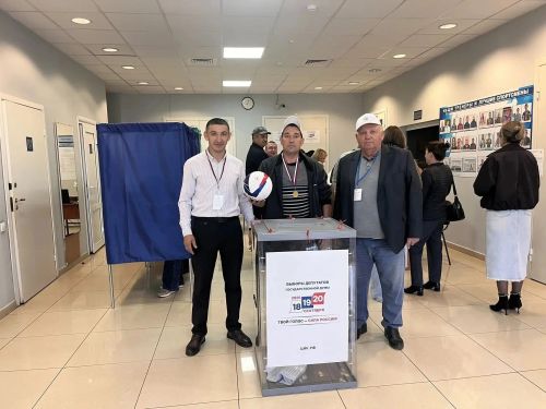 Первый избиратель в «Алине» получил золотую медаль
