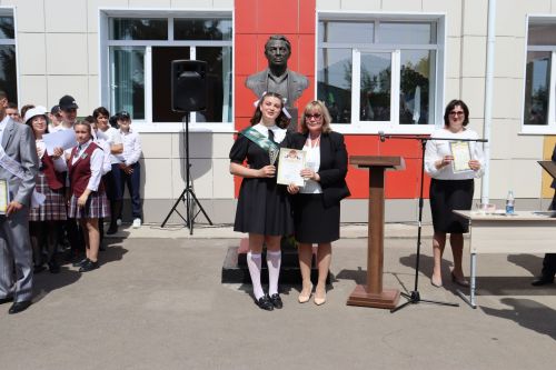 Последний звонок в гимназии имени Наби Даули