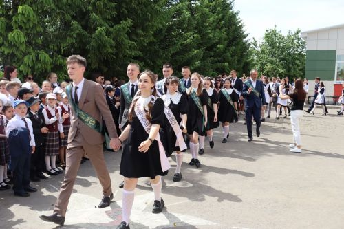 Последний звонок в гимназии имени Наби Даули
