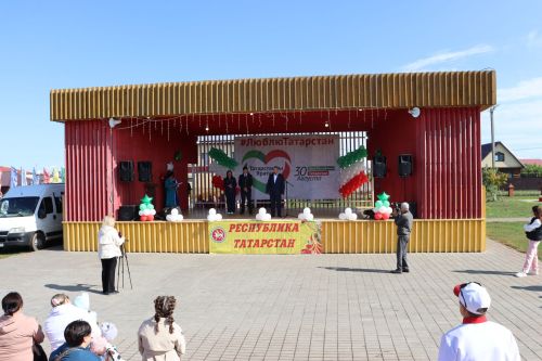 В Центральном парке райцентра отпраздновали День Республики