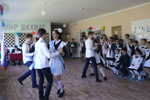 Последний звонок в Алпаровской школе