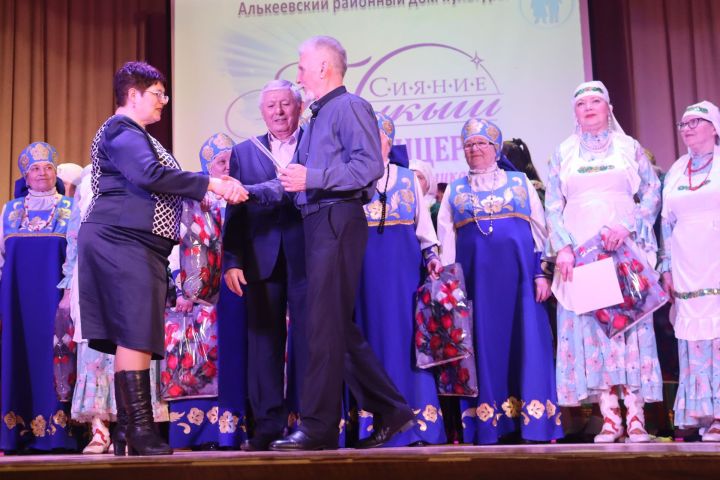 В районном доме культуры прошел гала-концерт среди ветеранов «Балкыш – Сияние»