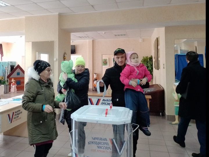 Многодетная семья Гайнутдиновых всей семьей принимают участие в выборах Президента России