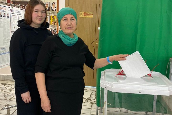 Савия Бадыгина пришла на избирательный участок вместе с внучкой Сембел