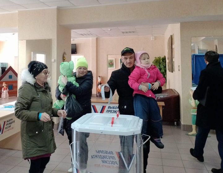 Күп балалы Гайнетдиновлар гаиләләре белән Россия Президенты сайлауларында катнаша