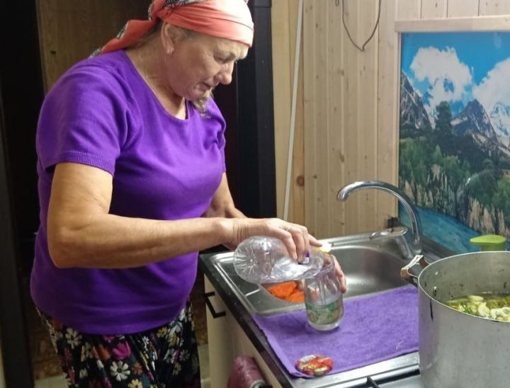 Надежда Турова, из села Демидовка, собирает грибы, заготавливает гренки, варит салаты для СВО