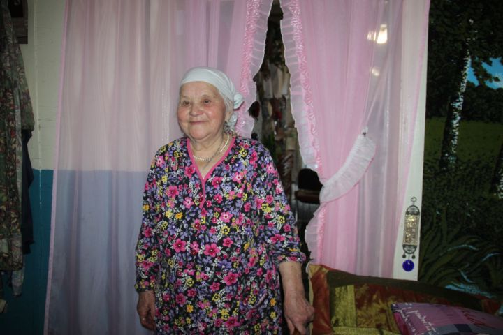 «Люблю ходить босиком по снегу», говорит 90-летняя Хайрия апа Галимова, проживающая в деревне Верхнее Альмурзино Алькеевского района
