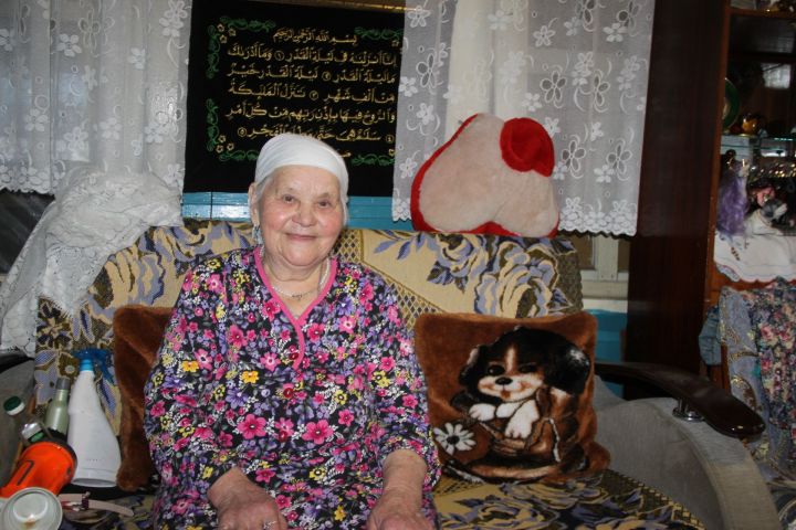 «Люблю ходить босиком по снегу», говорит 90-летняя Хайрия апа Галимова, проживающая в деревне Верхнее Альмурзино Алькеевского района