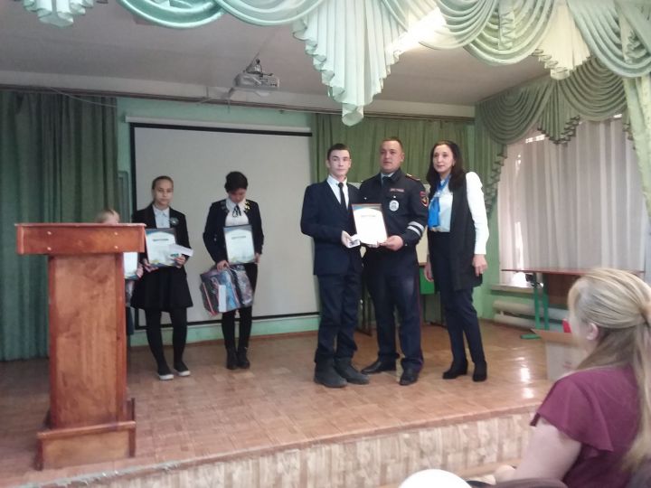 В Базарно Матакской гимназии имени Наби Даули наградили победителей конкурса, посвященного Всемирному дню памяти жертв ДТП. ФОТО