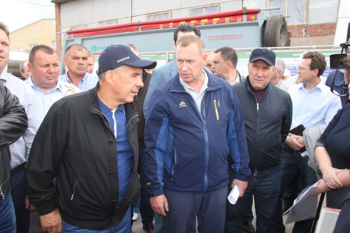 Президент Татарстана Рустам Минниханов ознакомился с ходом посевной кампании и деятельностью предпринимателей в Алькеевском районе