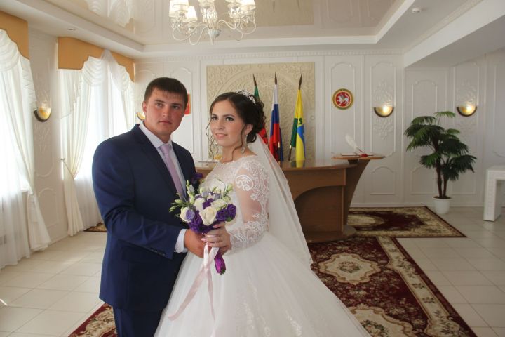 В Алькеевском районе сегодня Булат и Фируза Губайдуллины прибыли на регистрацию брака на лошади. ФОТО, ВИДЕО