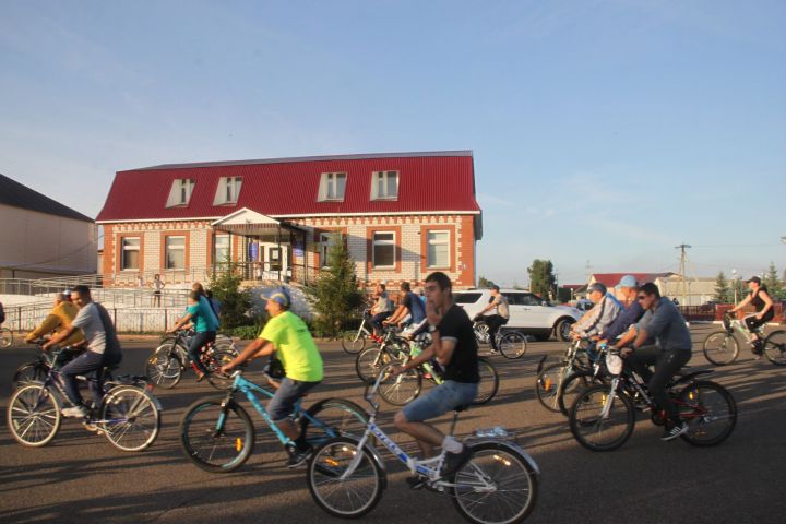 В Алькеевском районе прошел велопробег с участием около ста человек. ФОТО