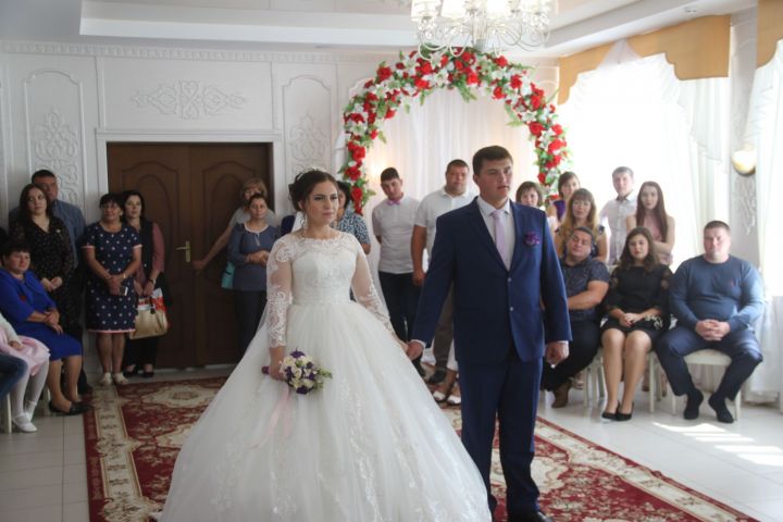 В Алькеевском районе сегодня Булат и Фируза Губайдуллины прибыли на регистрацию брака на лошади. ФОТО, ВИДЕО