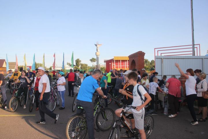 В Алькеевском районе прошел велопробег с участием около ста человек. ФОТО