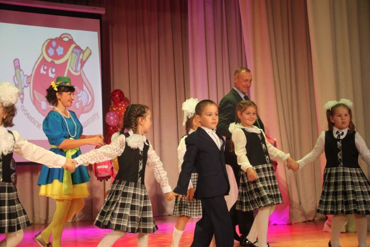 В Алькеевском районе вручили школьные портфели первоклассникам и детям из многодетных семей