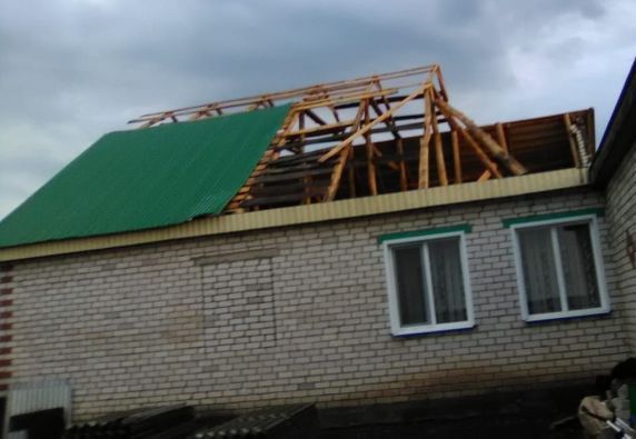 Руководители Алькеевского района осмотрели пострадавшие от урагана в Ахметьево здания