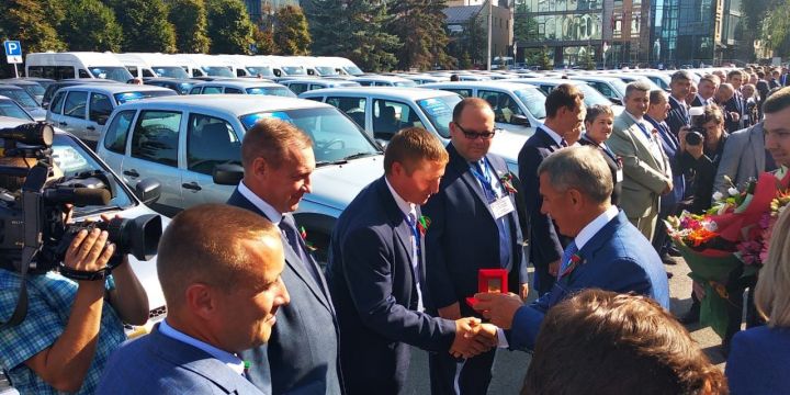 Алькеевский район: главы Алпаровского и Тяжбердинского сельских поселений получили ключи от новых автомобилей из рук Президента Татарстана