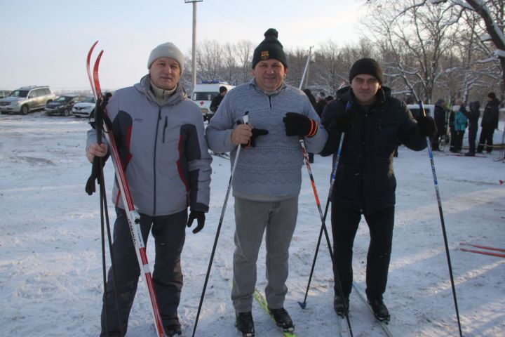 Первые лыжные гонки в Алькеевском районе  прошли на базе детского оздоровительного лагеря «Дубки».Фото