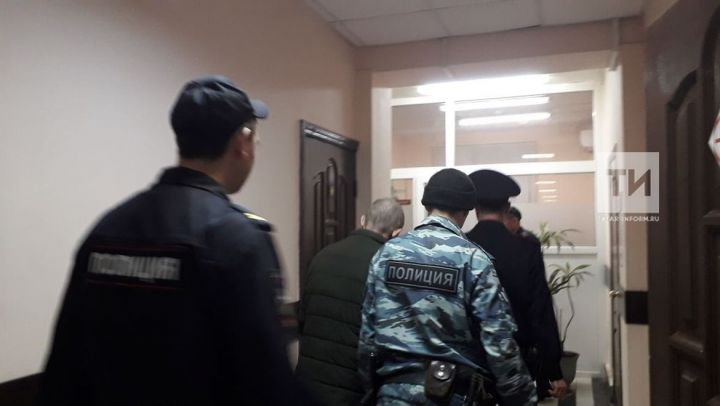 За развращение двоих мальчиков перед судом предстал житель Казани